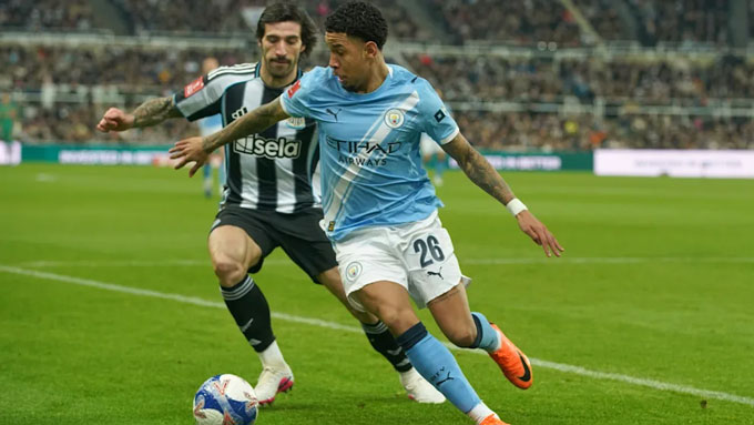 Tonali (sau) là mẫu tiền vệ đa năng mà Man City đang cần - Ảnh: newcastleunited.com