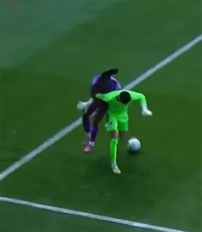 Cựu thủ thành MU, Joel Pereira, vừa có một pha xử lý gây sốt trên mạng xã hội