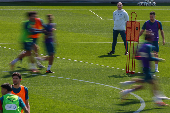 Roberto Martinez mỉm cười quan sát học trò tập luyện cho đợt trận giao hữu tháng 3. Ảnh: Tiago Petinga/EPA