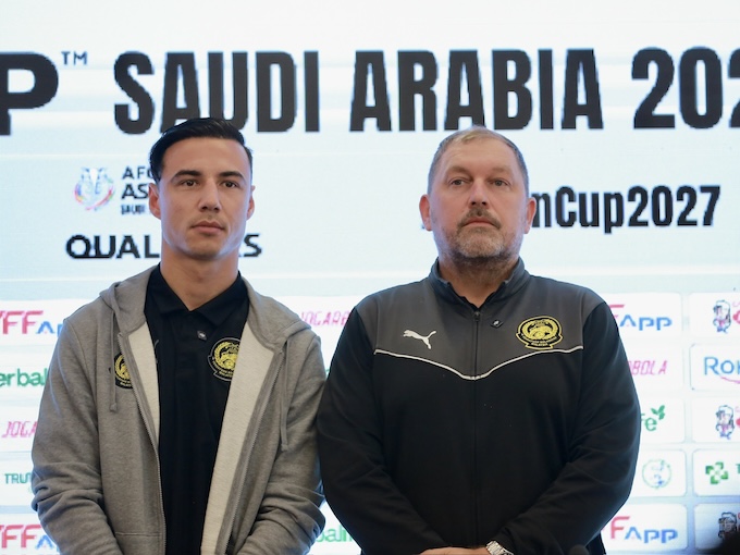 HLV Peter Cklamovski  và tuyển thủ Dion Cools. Ảnh: Đức Cường