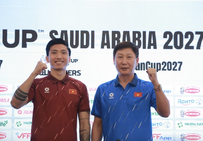 HLV Kim Sang Sik và tuyển thủ Đoàn Văn Hậu. Ảnh: Đức Cường 