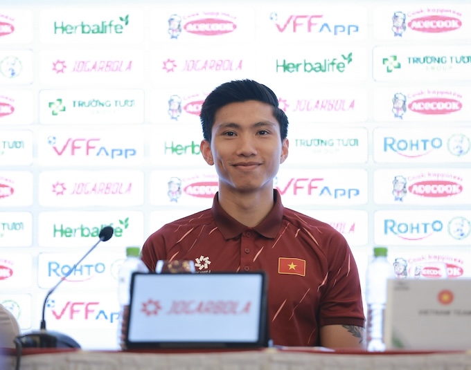 Văn Hậu trả lời báo chí. Ảnh: Đức Cường 