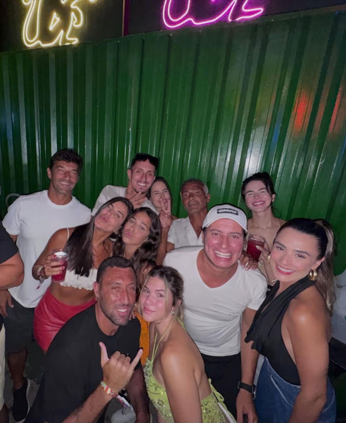 Romario và bạn gái mới trong 1 bức ảnh chụp chung với nhóm bạn. Ảnh - Istagram nhân vật