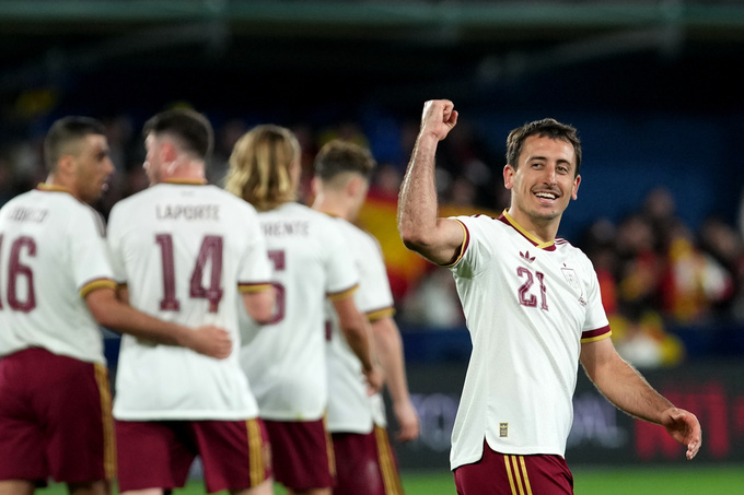 Sự xuất sắc của Oyarzabal đang khiến các CĐV Tây Ban Nha quên đi Morata. Ảnh: AP