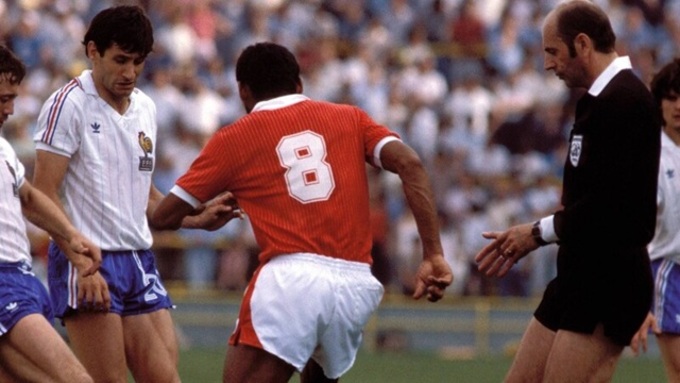 Trọng tài Miroslav Stupar (phải) đã bị kỷ luật nặng, sau khi từ chối bàn thắng của ĐT Pháp