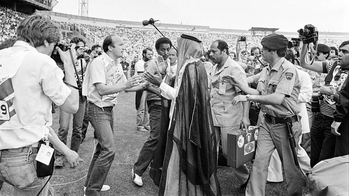 Hoàng tử kiêm chủ tịch LĐBĐ Kuwait xuống tận sân để phản đối trọng tài