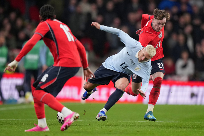 Garner (phải) trong một pha tranh chấp bóng với cầu thủ Uruguay