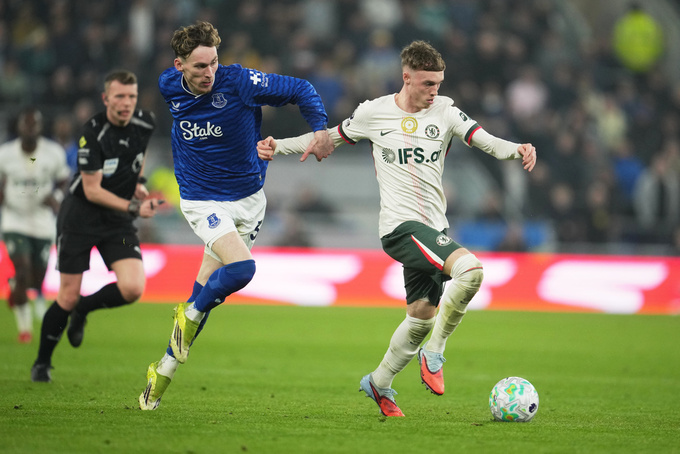 Garner (áo xanh) thi đấu ấn tượng trong chiến thắng 3-0 của Everton trước Chelsea