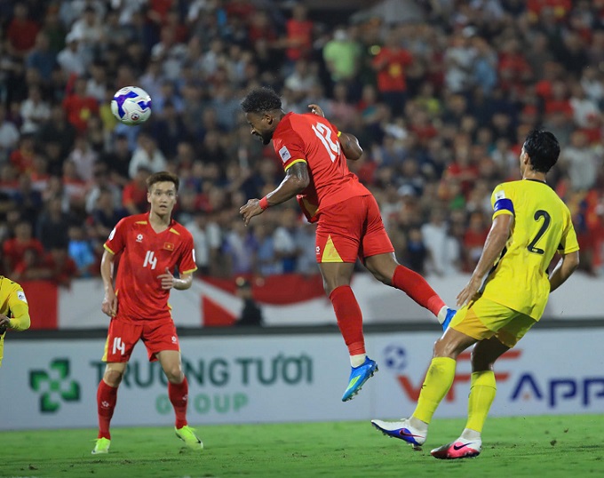 Xuân Son đánh đầu, ghi bàn thứ hai cho riêng mình. Ảnh: Đức Cường