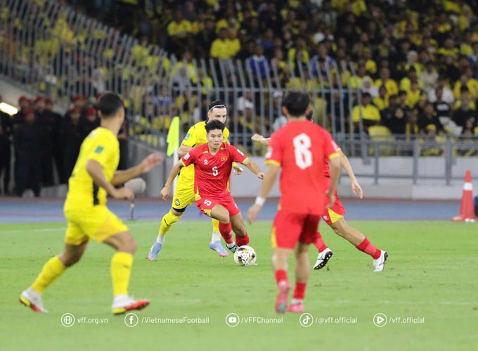 Việt Nam (áo đỏ) đã rất thất vọng khi thua 0-4 ở lượt đi