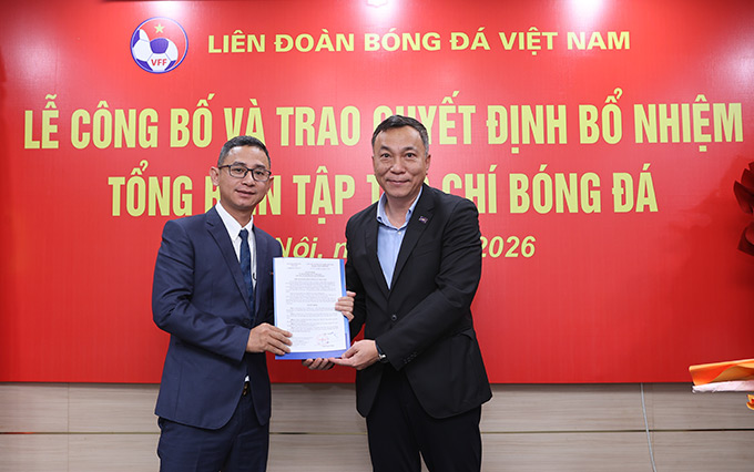 Chủ tịch VFF - Trần Quốc Tuấn trao Quyết định bổ nhiệm Tổng biên tập Tạp chí Bóng đá cho đồng chí Vũ Khắc Sơn - Ảnh: Đức Cường