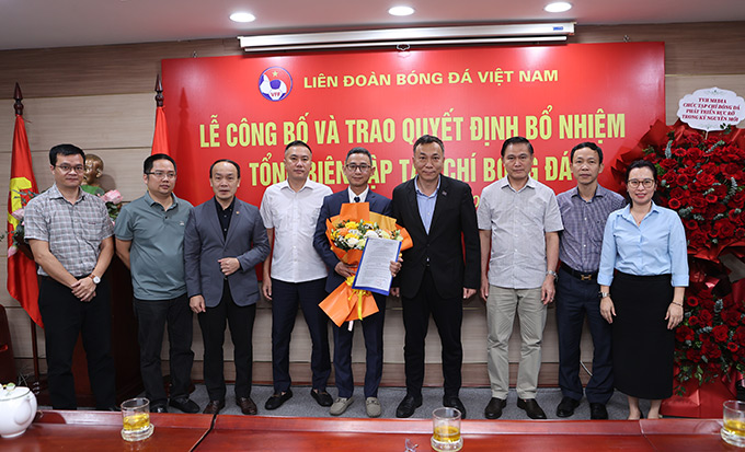 Lãnh đạo VFF và Ban biên tập Tạp chí Bóng đá chúc mừng Tổng biên tập Vũ Khắc Sơn - Ảnh: Đức Cường