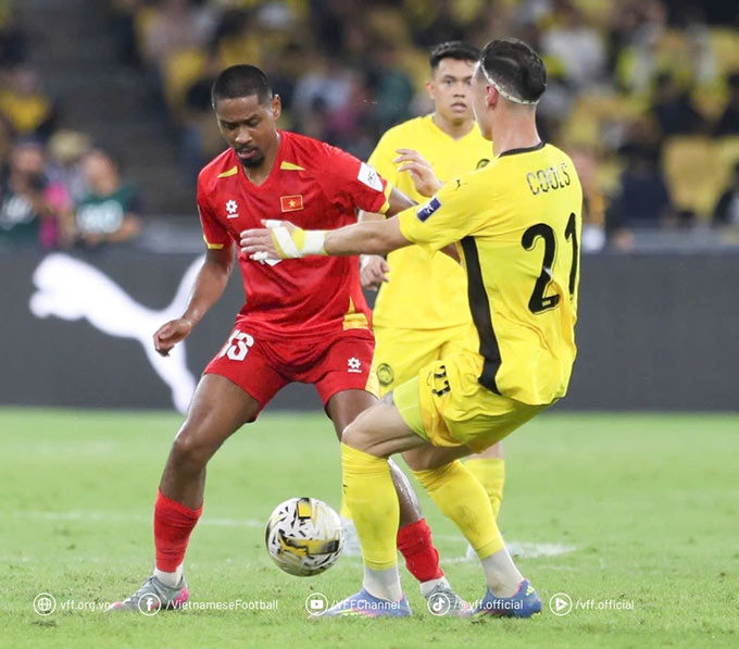 Hậu vệ Cao Pendant Quang Vinh trải qua trận thua 0-4 khi gặp Malaysia, trước khi AFC xử thắng ngược cho Việt Nam