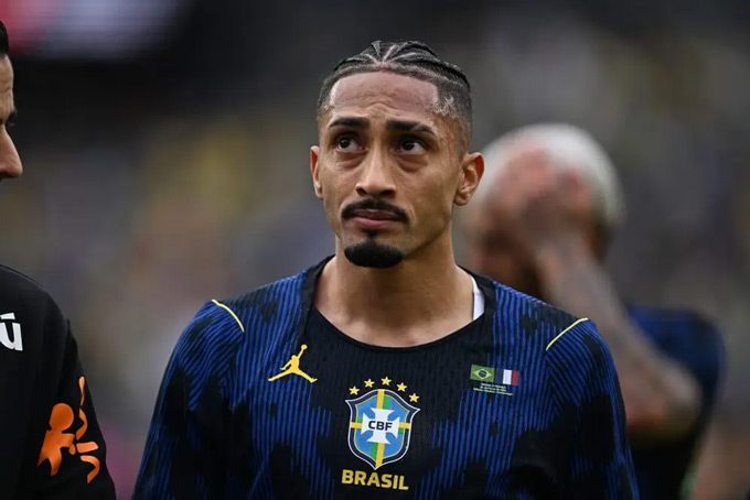 Raphinha đã xin phép BLĐ Barca cho bản thân được ở lại Brazil để hồi phục