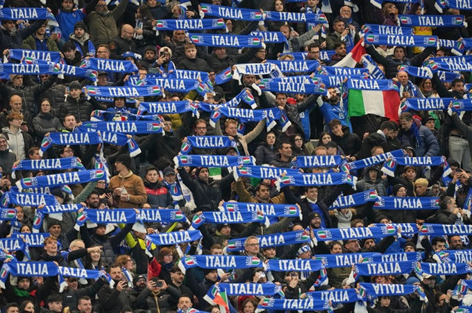 Các cầu thủ Italia dễ bị ngợp trên các sân bóng đông khán giả
