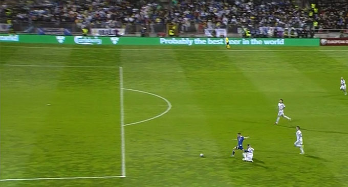 Pha phạm lỗi không đáng có với cầu thủ đang được Barca ngắm nghía với giá 80 triệu euro