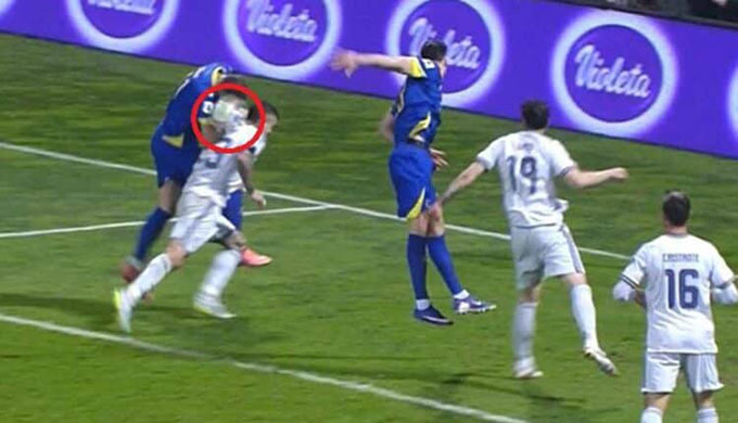 Dzeko đã để bóng chạm tay ở tình huống Bosnia có bàn gỡ 1-1