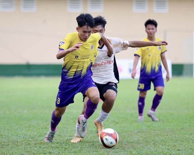Hà Nội I (áo vàng) chơi áp đảo trước Becamex TP.HCM. Ảnh: Gia Hân