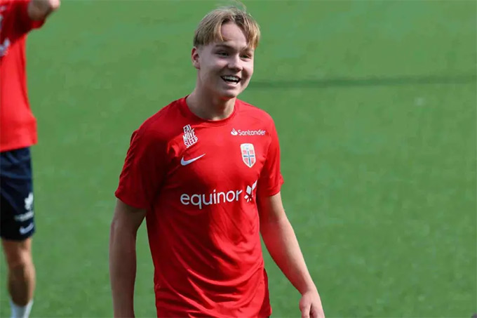 Schjelderup được định giá rẻ hơn so với Rashford