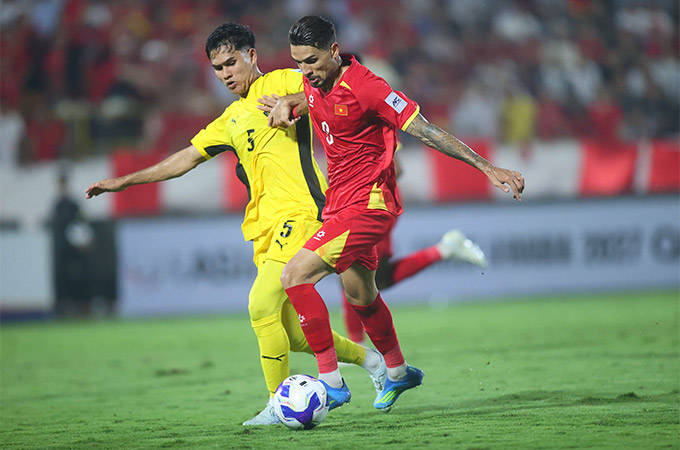 Hoàng Hên tạo ra nhiều khó khăn cho hàng thủ Malaysia - Ảnh: Đức Cường 
