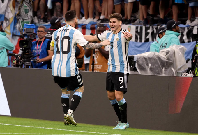 Sau Messi, CĐV Argentina đặt hy vọng lớn lao vào Alvarez