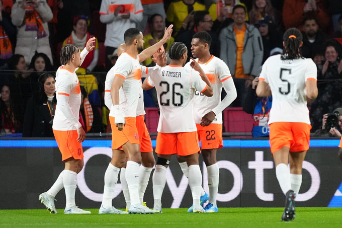 Hà Lan sớm có bàn mở tỷ số ngay phút thứ 3