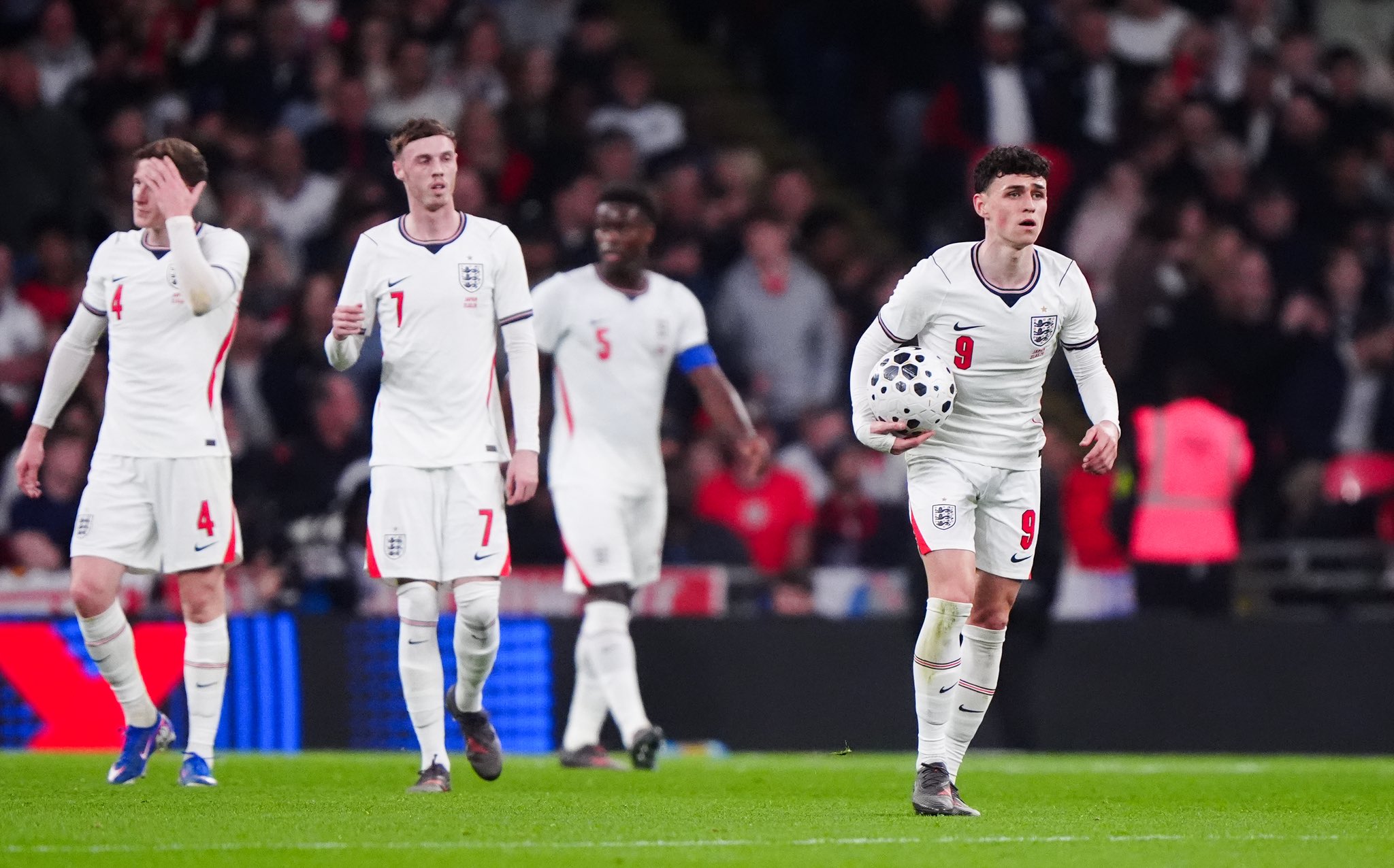 Anh bại trận xấu hổ ngay trên sân nhà - Ảnh: @_BeFootball