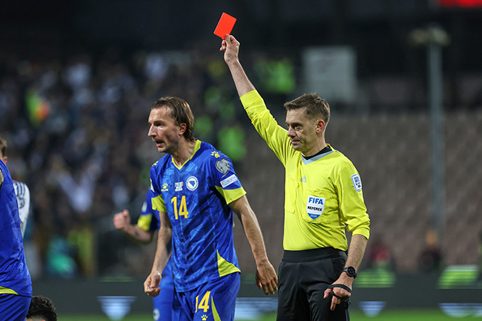 Trọng tài Turpin không ngần ngại rút thẻ đỏ...