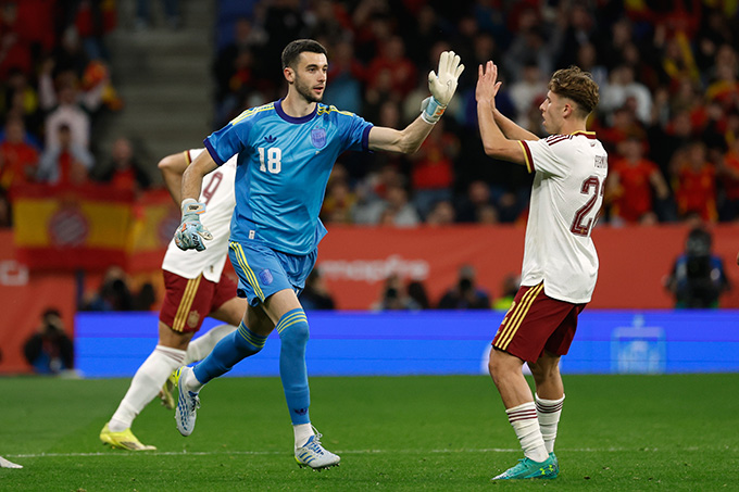 Màn ra mắt của Joan Garcia càng khiến vị trí thủ môn ở ĐT Tây Ban Nha... rối bời