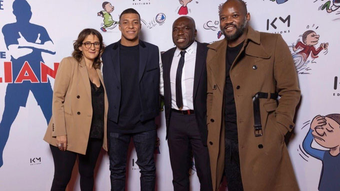 Mbappe luôn được mẹ theo sát