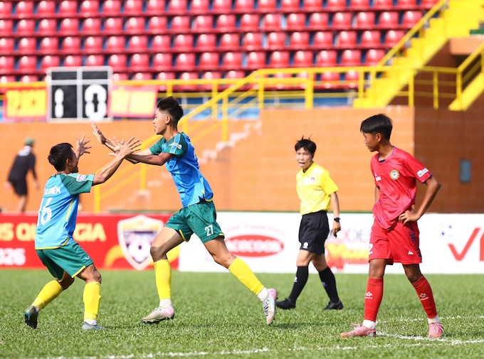 Niềm vui của U15 TP.HCM khi có 2 bàn thắng trong hiệp 1. Ảnh: Quốc An