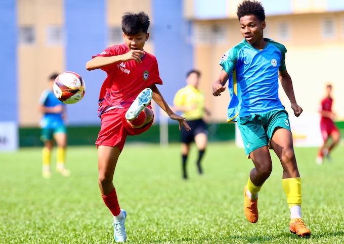 U15 TP.HCM đã chơi lấn lướt troing hiệp 1. Ảnh: Quốc An 