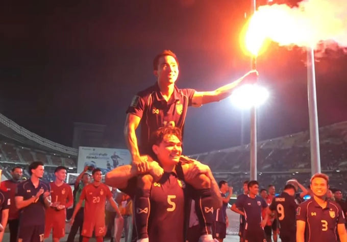 Chanathip đốt pháo sáng sau trận đấu của Thái Lan trước Turkmenistan 