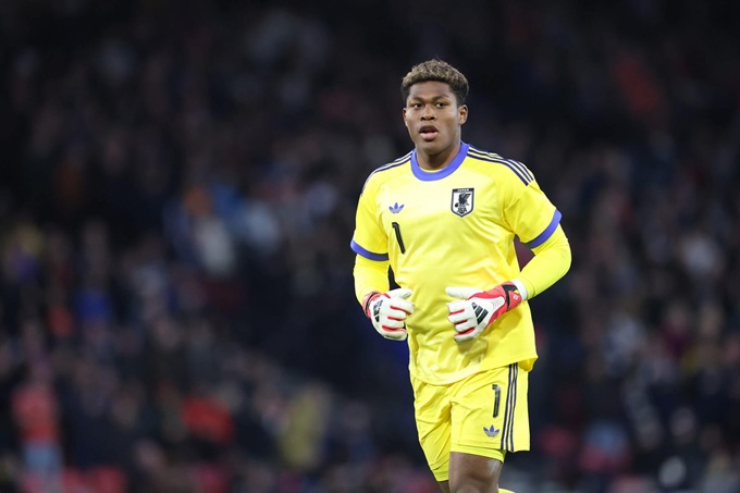 Thủ môn Zion Suzuki trong màu áo tuyển Nhật Bản