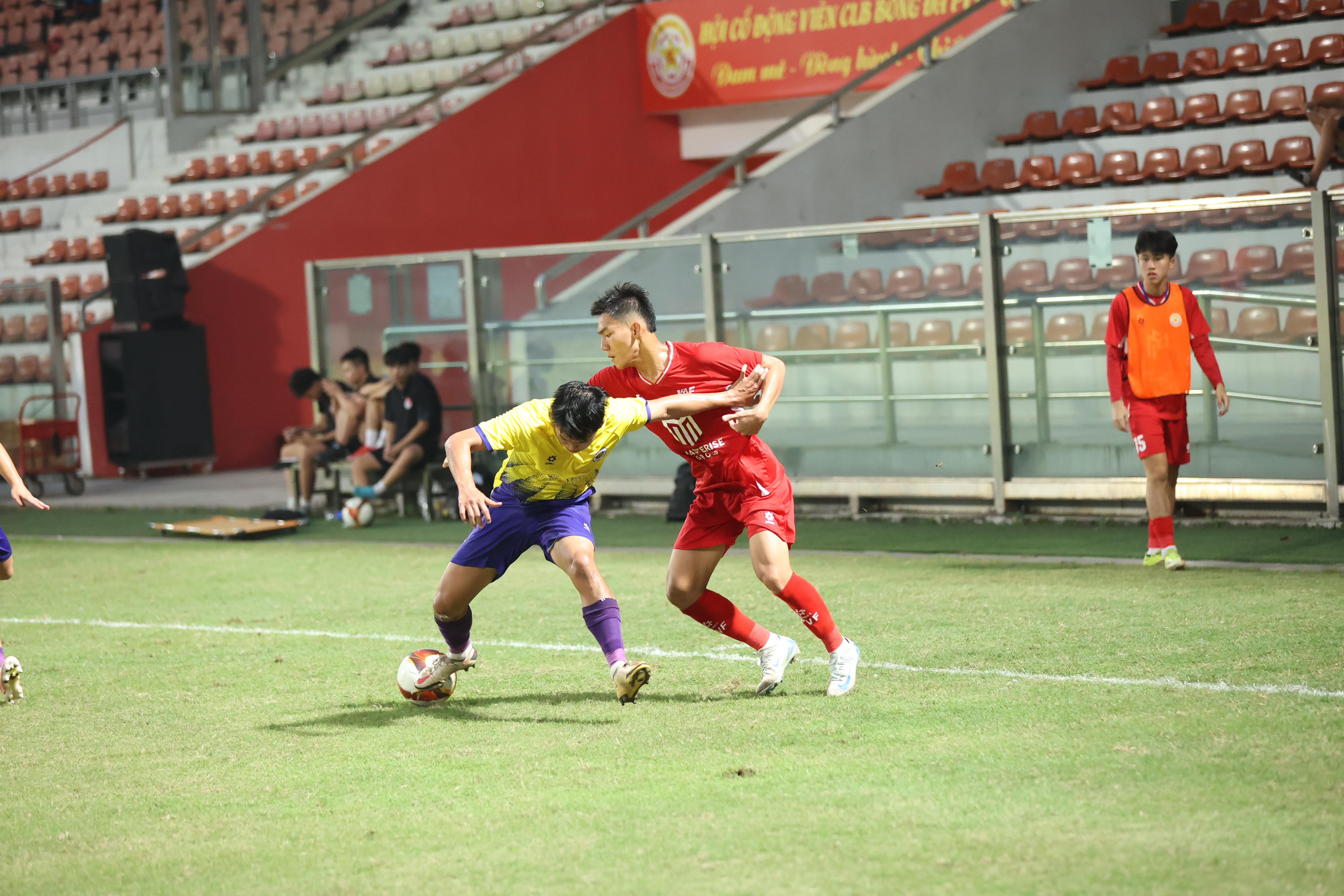 Trẻ Hà Nội (áo vàng) giành chiến thắng trước chính PVF (áo đỏ) để vươn lên ngôi đầu bảng A 