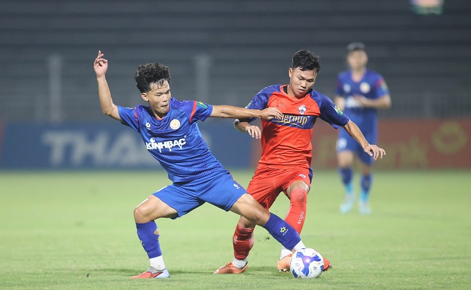 Thanh niên TP.HCM (áo đỏ) đang đứng chót bảng 