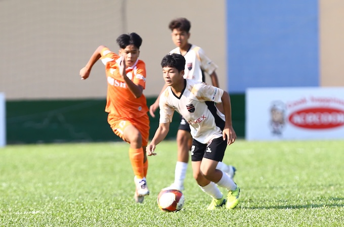 U15 Becamex TP.HCM (áo trắng) đã có chiến thắng 2-0 trước SHB Đà Nẵng. Ảnh: Nguyễn Khánh 