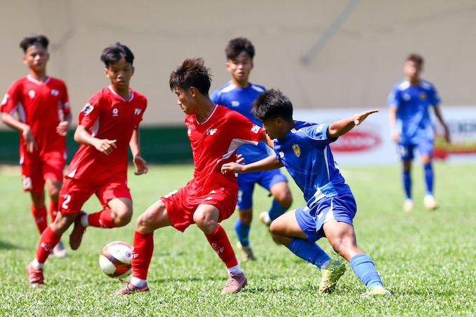 PVF (áo đỏ) đã bị Quảng Nam cầm hoà 1-1. Ảnh: Nguyễn Khánh 