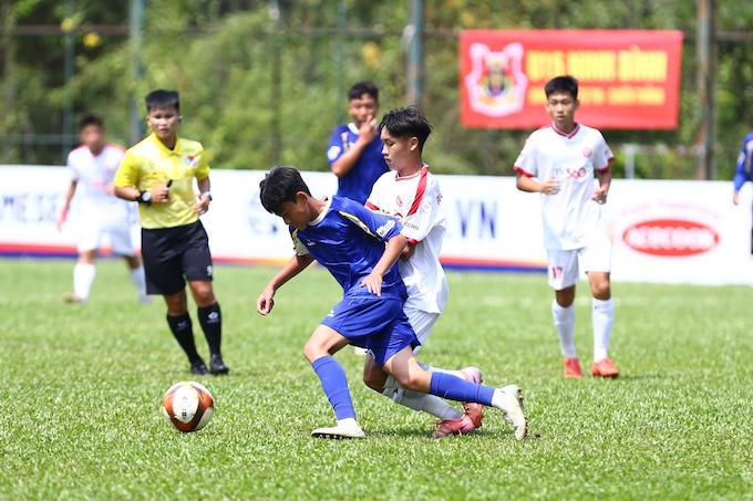 Pha tranh chấp giữa cầu thủ Cần Thơ (áo xanh) và Thể Công Viettel I. Ảnh: Nguyễn Khánh 