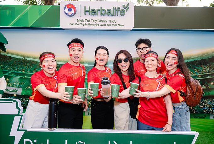 CĐV cổ vũ cho Đội Tuyển Việt Nam trước trận đấu gặp Malaysia