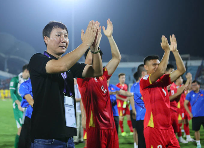 HLV Kim Sang SIk cách kỷ lục thầy Park đúng 1 trận - Ảnh: Đức Cường 