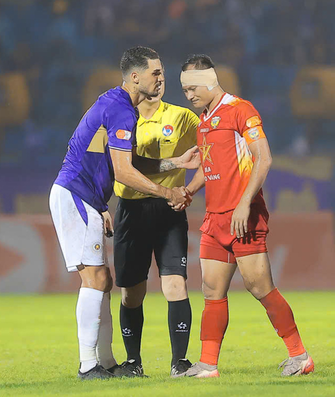 Trọng Hoàng vẫn thi đấu đầy bền bỉ ở V.League dù đã bước sang tuổi 37 - Ảnh: Đức Cường 