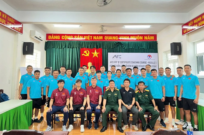 Trọng Hoàng là cầu thủ chuyên nghiệp duy nhất tham gia khóa học HLV chứng chỉ B - AFC và VFF được tổ chức tại Đà Nẵng  