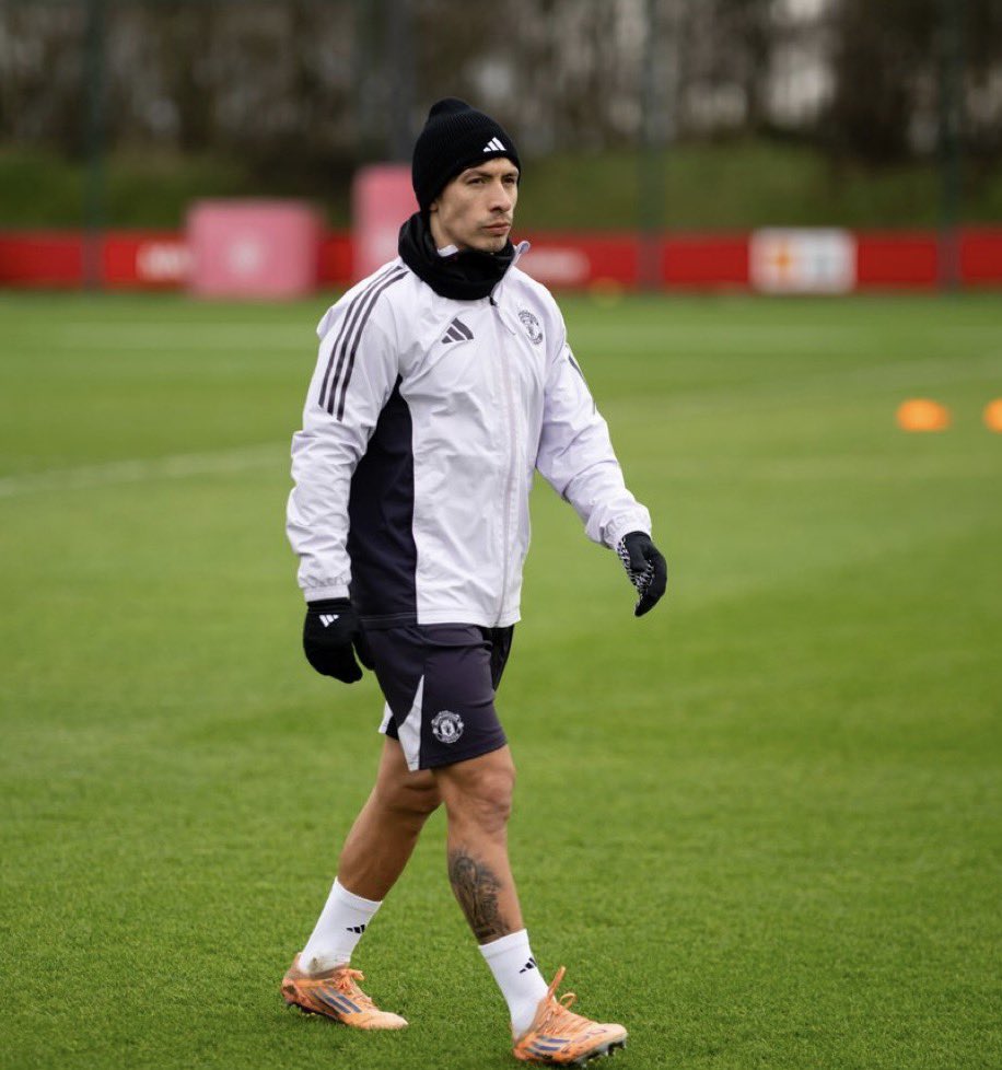 CĐV MU mong ngóng Lisandro Martinez trở lại thi đấu - Ảnh: @Utdtruthful