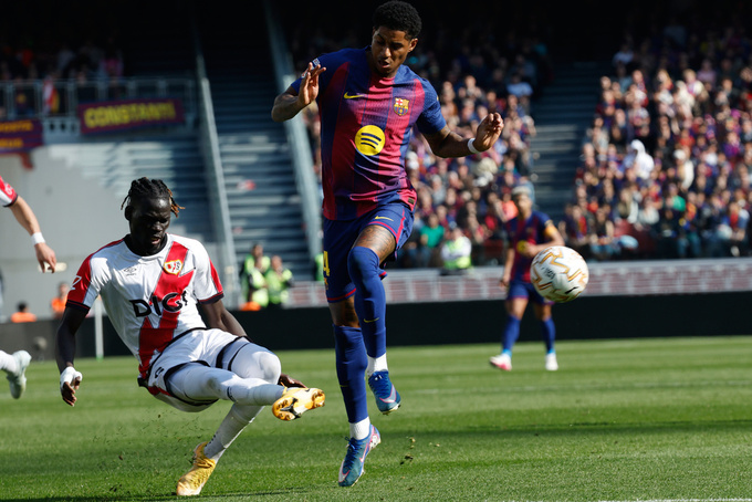 Nhưng thực tế, tuyển thủ Anh đang vấp phải sự cạnh tranh từ những cầu thủ đa năng khác. Ảnh: AP