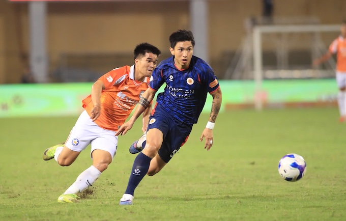 Văn Hậu (phải) đã có một trận đấu ấn tượng - Ảnh: Minh Tuấn