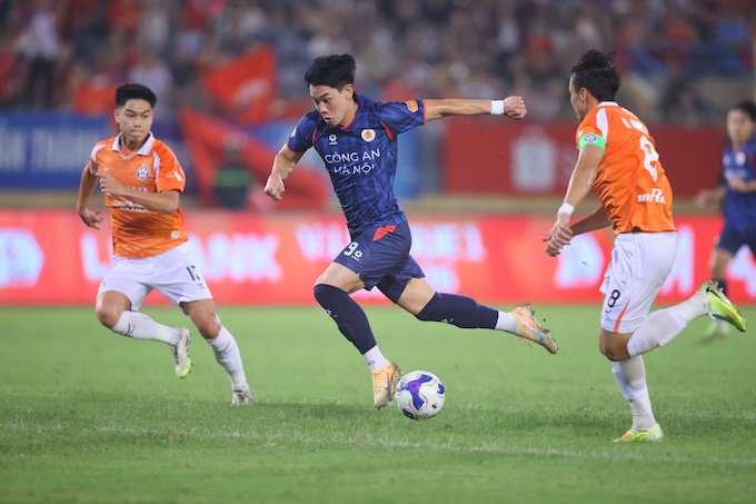 Đình Bắc có pha đi bóng xuất sắc để sau đó ghi bàn cho CAHN - Ảnh: Phan Tùng 
