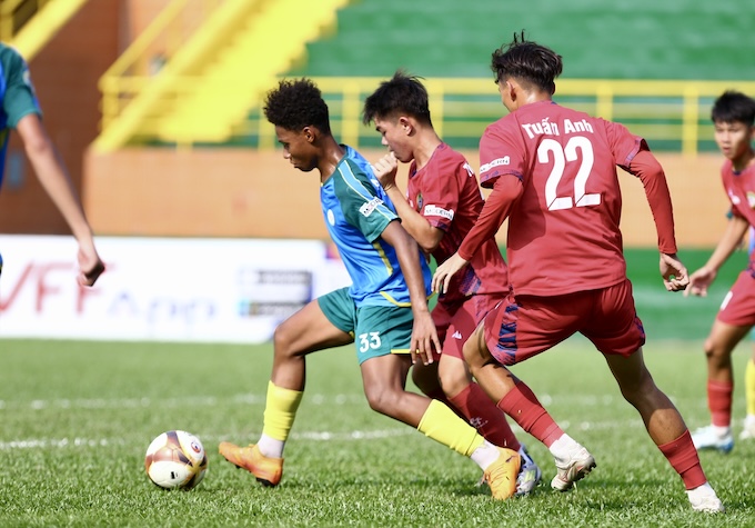 U15 TP.HCM (áo xanh) có tìm được trận thắng đầu tay? Ảnh: Nguyễn Khánh