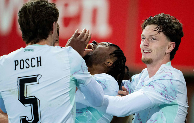 Carney Chukwuemeka (giữa) đang khoác áo đội tuyển Áo dù trước đó từng chơi cho đội U19 Anh