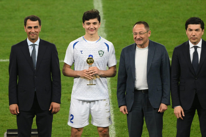 Khusanov đang đưa bóng đá Uzbekistan vươn mình ra thế giới